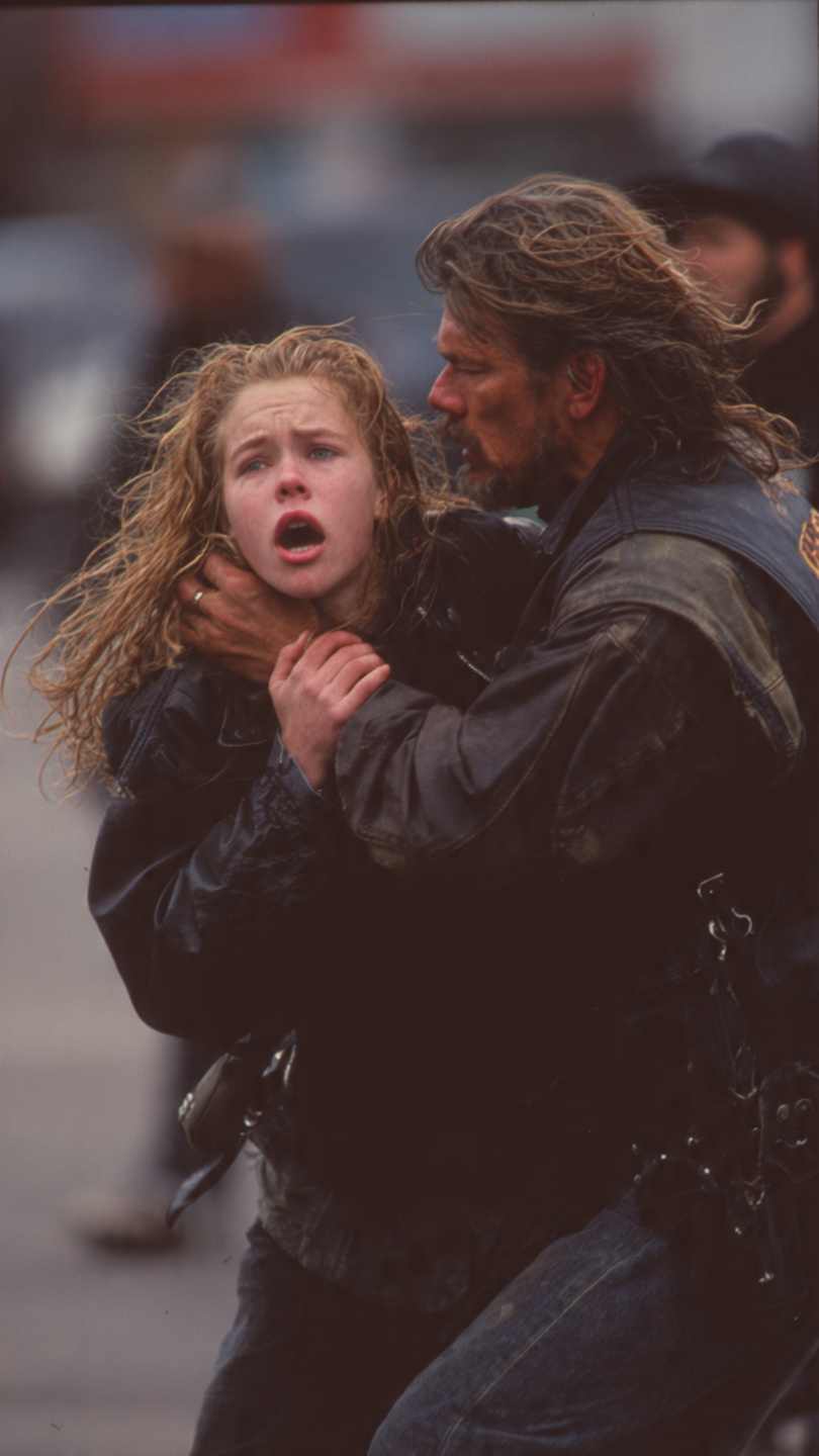 “EVERYONE LAUGHED AT THE GIRL IN THE OVERSIZED LEATHER JACKET UNTIL THEY SAW THE BACK. THE ROOM FROZE. THE SHERIFF STARTED SWEATING.” – WHAT DID HER FATHER HIDE IN THE LINING?